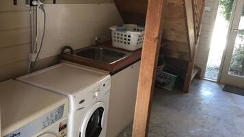 Apartment, 1 Bedroom | Laundry room