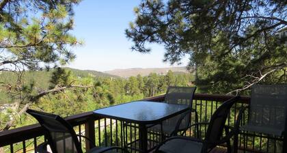 Nauti näkymistä tästä johtavasta kodista lähellä ATV- / moottorikelkkareittejä ja hiihtoa