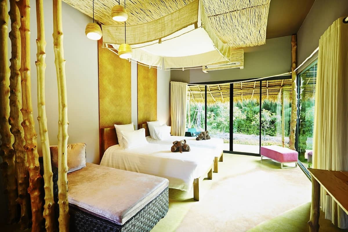 Deluxe Room | Minibar, in-room safe, desk, blackout drapes