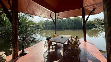 Petit déjeuner, déjeuner et dîner servis sur place