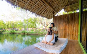 Liệu pháp hương thơm, massage Thụy Điển, massage Thái, tẩy tế bào chết 
