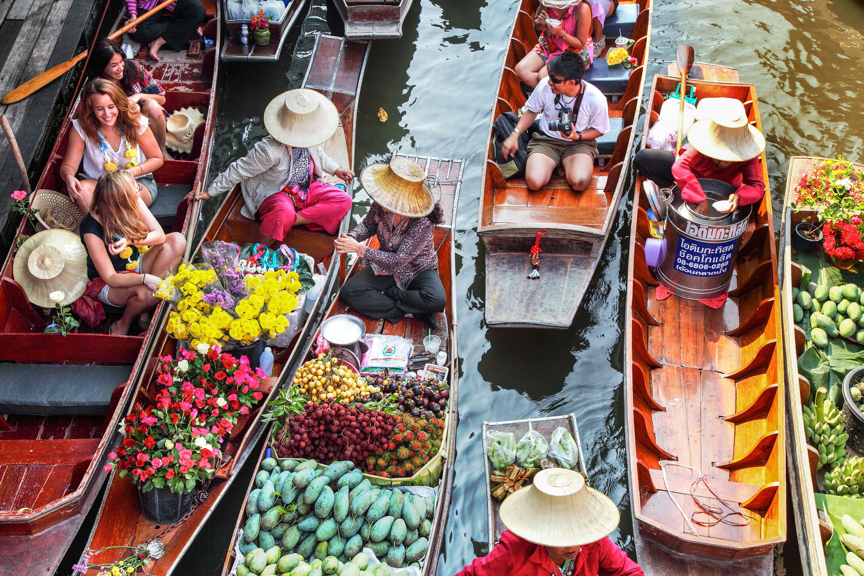 Um grupo de barcos carregados com diversas frutas e legumes.
