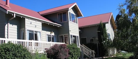 Vista frontal de la propiedad