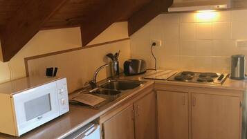 Apartment, 1 Bedroom | Private kitchenette | Fridge, microwave, stovetop, cookware/dishes/utensils