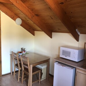 Apartamento, 1 habitación | Cocina básica privada | Frigorífico, microondas, placa de cocina y utensilios de cocina
