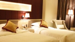 Minibar, in-room safe, desk, blackout drapes - Paragon Holiday Hotel (Zhuhai)