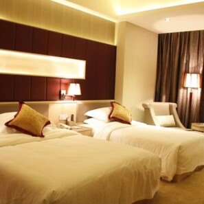 Minibar, in-room safe, desk, blackout drapes - Paragon Holiday Hotel (Zhuhai)