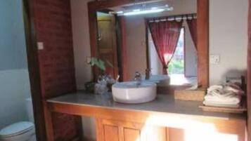 Doccia, set di cortesia gratuito, asciugacapelli, asciugamani