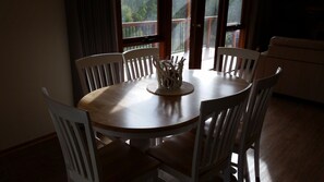 تناول الطعام داخل الغرفة