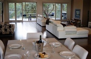 4-Bedroom House (2 Queen Beds & 2 Tri-Bunks) | In-room dining