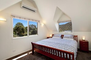 House, 4 Bedrooms | 4 bedrooms, soundproofing, iron/ironing board, cribs/infant beds - Jarrah Lodge (Merrijig)