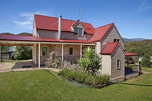 Front of property - Jarrah Lodge (Merrijig)
