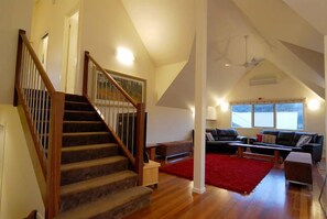 4 bedrooms, soundproofing, iron/ironing board, cribs/infant beds