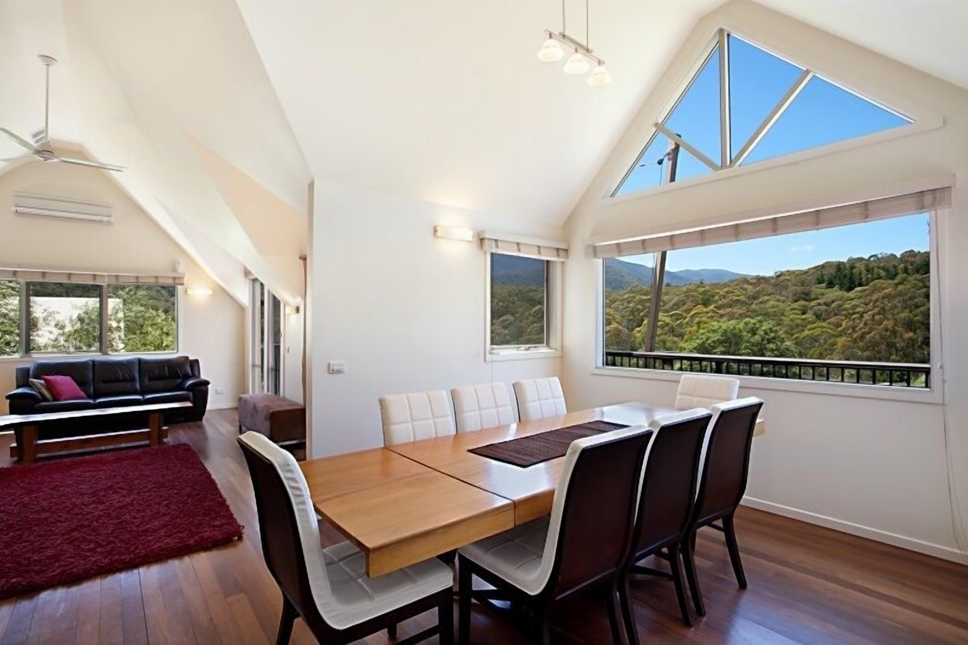 House, 4 Bedrooms | In-room dining