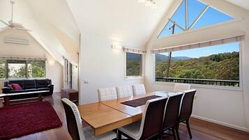 House, 4 Bedrooms | In-room dining