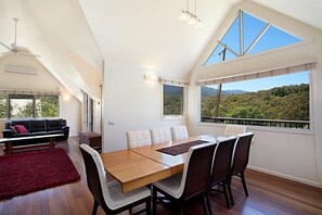 House, 4 Bedrooms | In-room dining - Jarrah Lodge (Merrijig)
