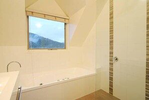 House, 4 Bedrooms | Bathroom | Jetted bath, hair dryer, towels - Jarrah Lodge (Merrijig)