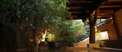 Tina de hidromasaje al aire libre