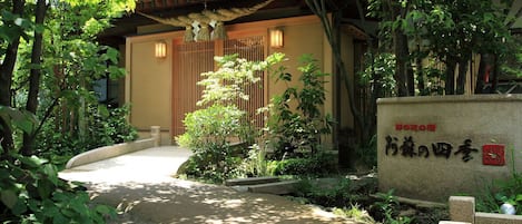 Mặt tiền nơi lưu trú
