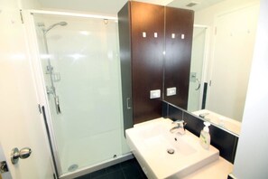 City-Apartment | Badezimmer | Dusche, kostenlose Toilettenartikel, Handtücher
