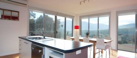 Casa, 3 habitaciones | Cocina privada | Refrigerador con congelador, microondas, horno y parrilla de estufa