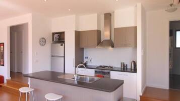 House, 3 Bedrooms | Private kitchen | Full-size fridge, microwave, oven, stovetop