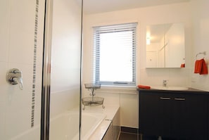 Ferienhaus, 3 Schlafzimmer | Badezimmer | Badewanne und Dusche (separat), Haartrockner, Handtücher