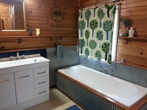 3-Bedroom House (2 Queen Beds + 1 Tri-Bunk) | Bathroom | Shower, towels