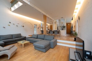 House, 4 Bedrooms | Living area | Flat-screen TV, Netflix