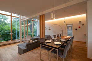 House, 4 Bedrooms | In-room dining