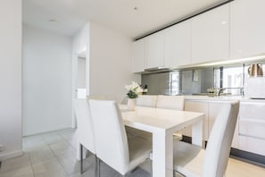 Refrigerador con freezer, microondas, horno, placa de cocina