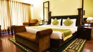 Habitación superior, 1 cama King size, para no fumadores, vista a la ciudad | Caja de seguridad en la habitación, escritorio y insonorización