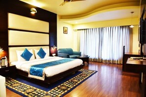 In-room safe, desk, soundproofing, iron/ironing board - Indraprastha Resort Dalhousie (Dalhousie)