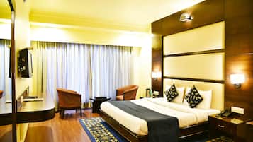 Deluxe Double or Twin Room, 1 King Bed | In-room safe, desk, soundproofing, iron/ironing board