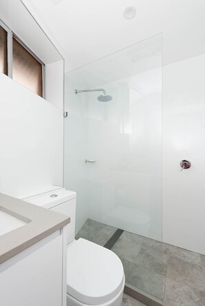 Apartment, 1 Queen Bed with Sofa bed, Beach View, Beachfront | Bathroom | Shower, towels - Right on Bondi H340 (Bondi Beach)