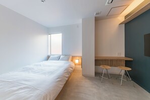 Habitación doble, no fumadores, baño compartido (Shared Toilet) | Espacio para trabajar con un portátil, cortinas opacas, wifi gratis