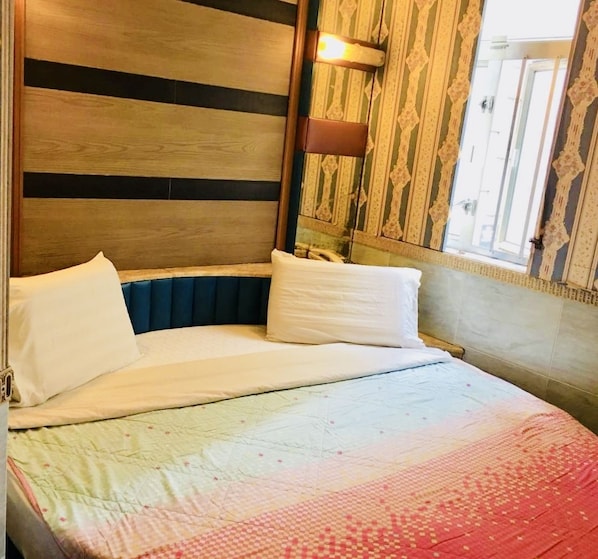 Habitación Deluxe, 1 cama Queen size | Escritorio, camas extra y wifi gratis 