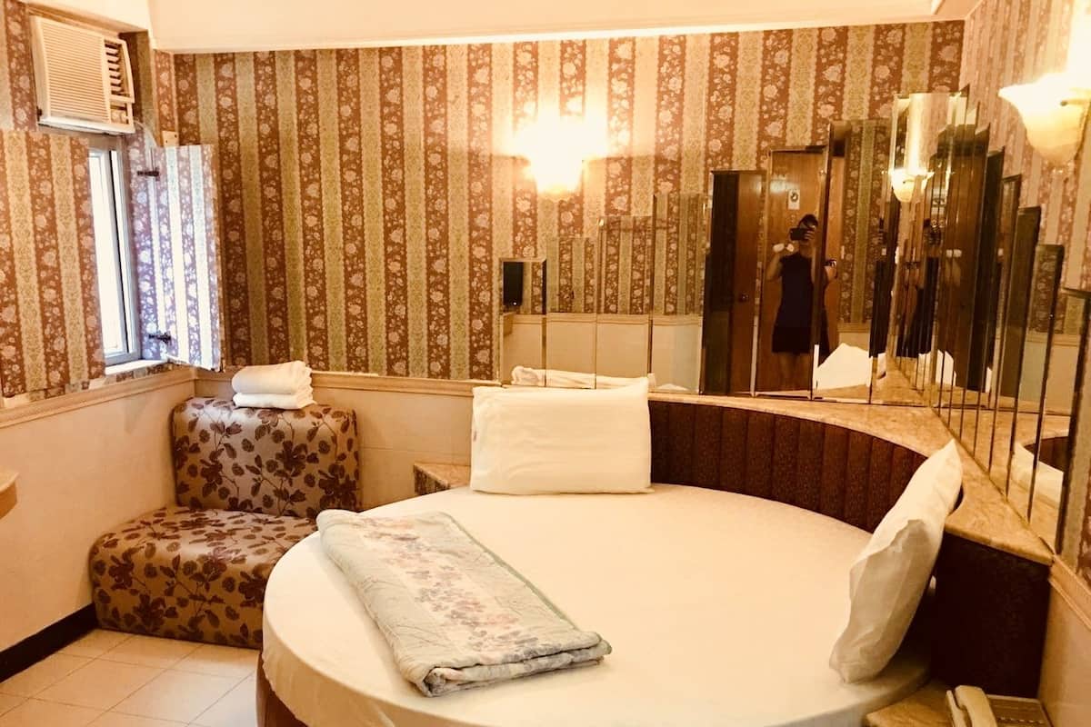 Desk, rollaway beds (surcharge), WiFi (free)