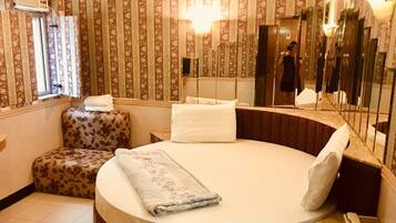 Deluxe Room, 1 Queen Bed | Desk, rollaway beds, free WiFi