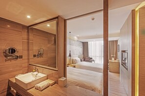 Phòng 2 giường đơn Premium | Phòng tắm | Buồng tắm vòi sen, máy sấy tóc, áo choàng tắm, khăn tắm 