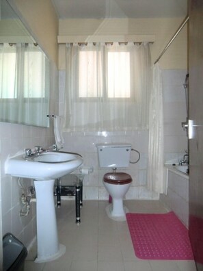 Tina profunda, amenidades de baño gratuitas, toallas