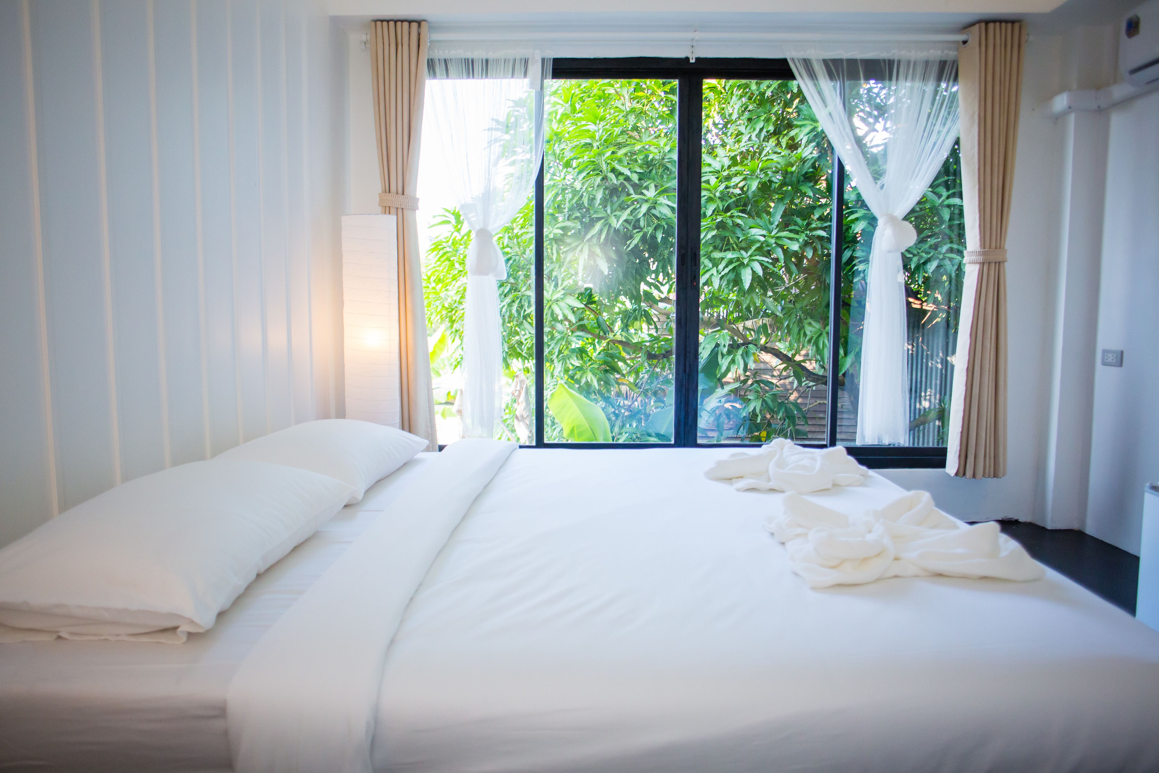 White Suite | Premium bedding, free minibar, soundproofing, free WiFi
