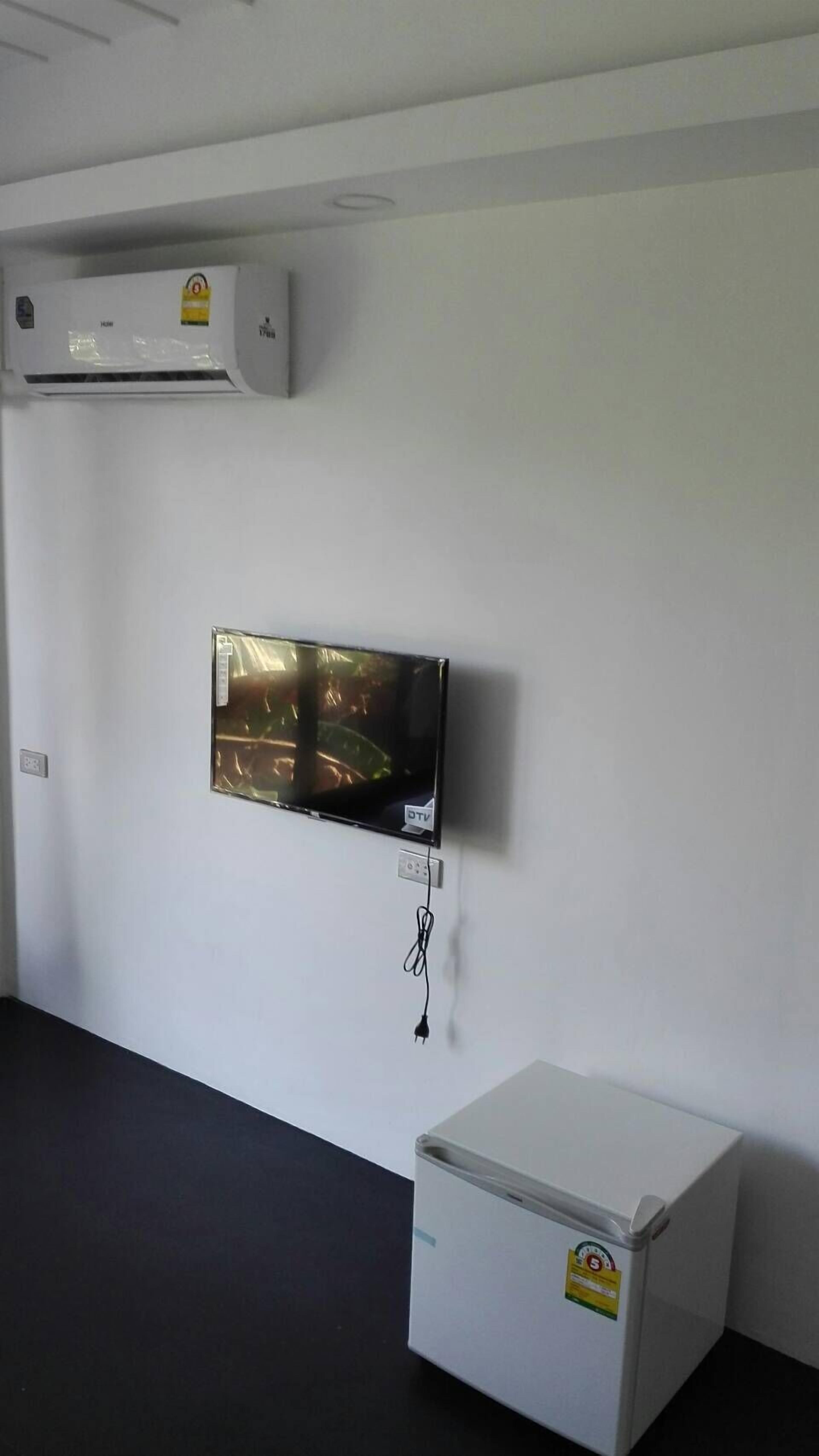 white suite | room amenity