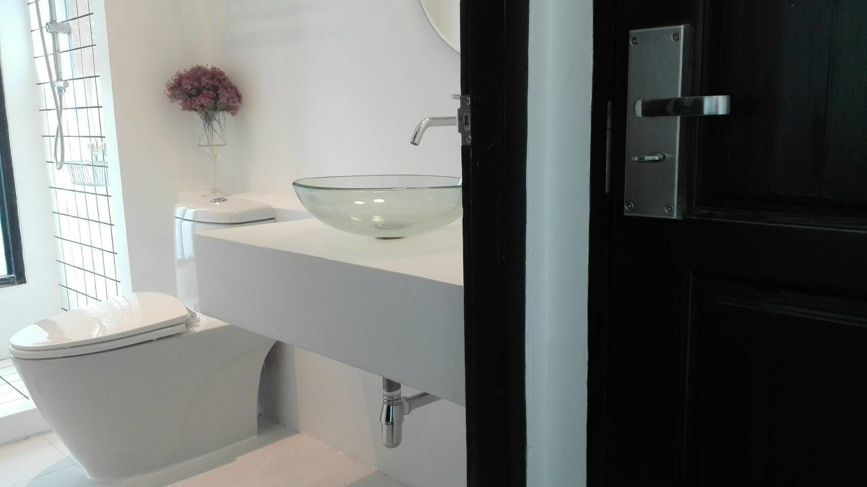 shower, rainfall showerhead, free toiletries, hair dryer