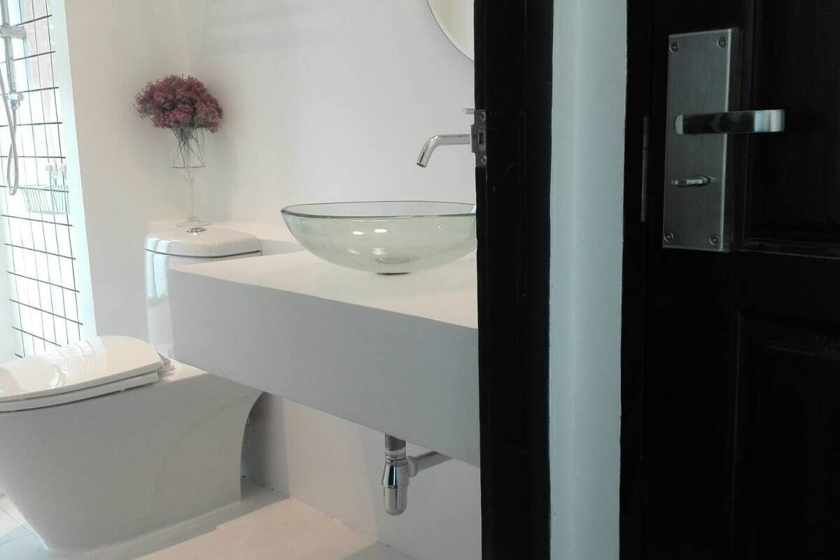 shower, rainfall showerhead, free toiletries, hair dryer