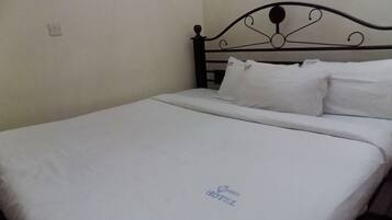 Meja kerja, kedap suara, Wi-Fi gratis, dan seprai linen