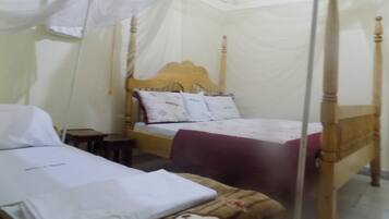 Comfort Twin Room | Desk