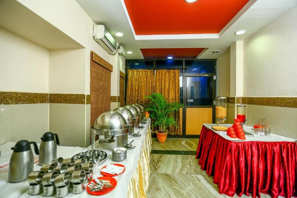 Un buffet avec différents récipients contenant de la nourriture et des ustensiles de service.