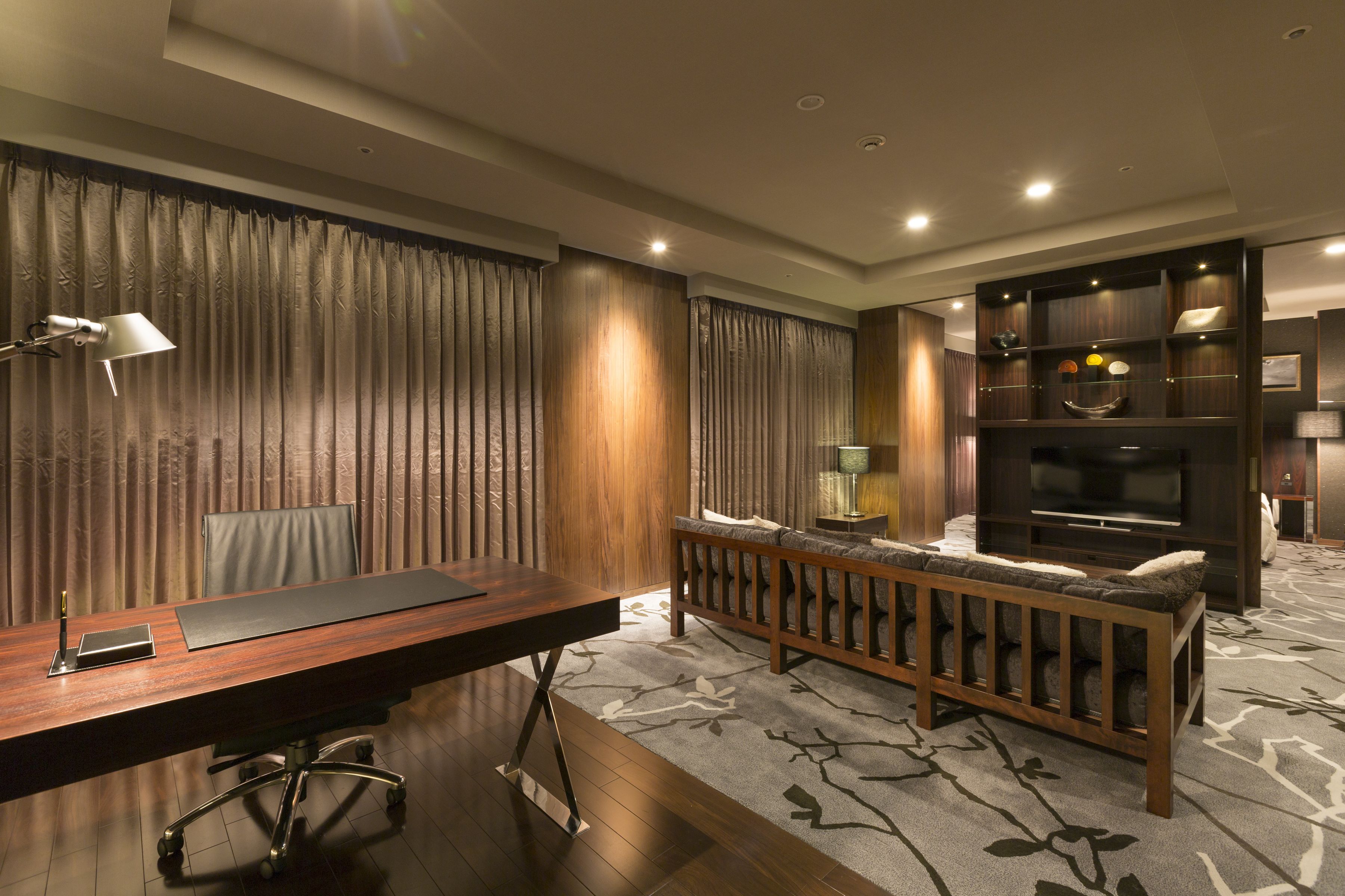 premier suite, non smoking | in-room safe, desk, blackout curtains, soundproofing