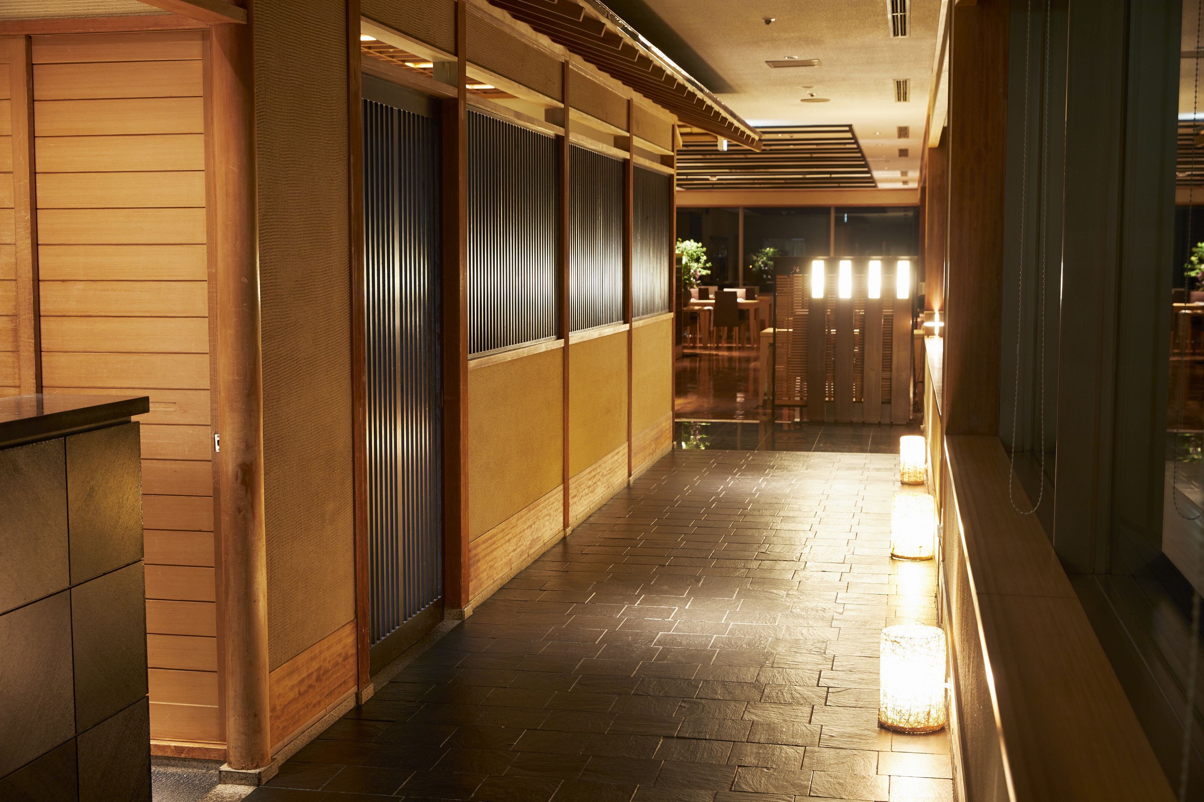 3 restaurants, breakfast, lunch, dinner served; japanese cuisine